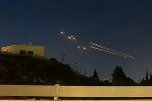 天空体育晒视频：凯塞多今日早些时候乘车抵达切尔西训练基地